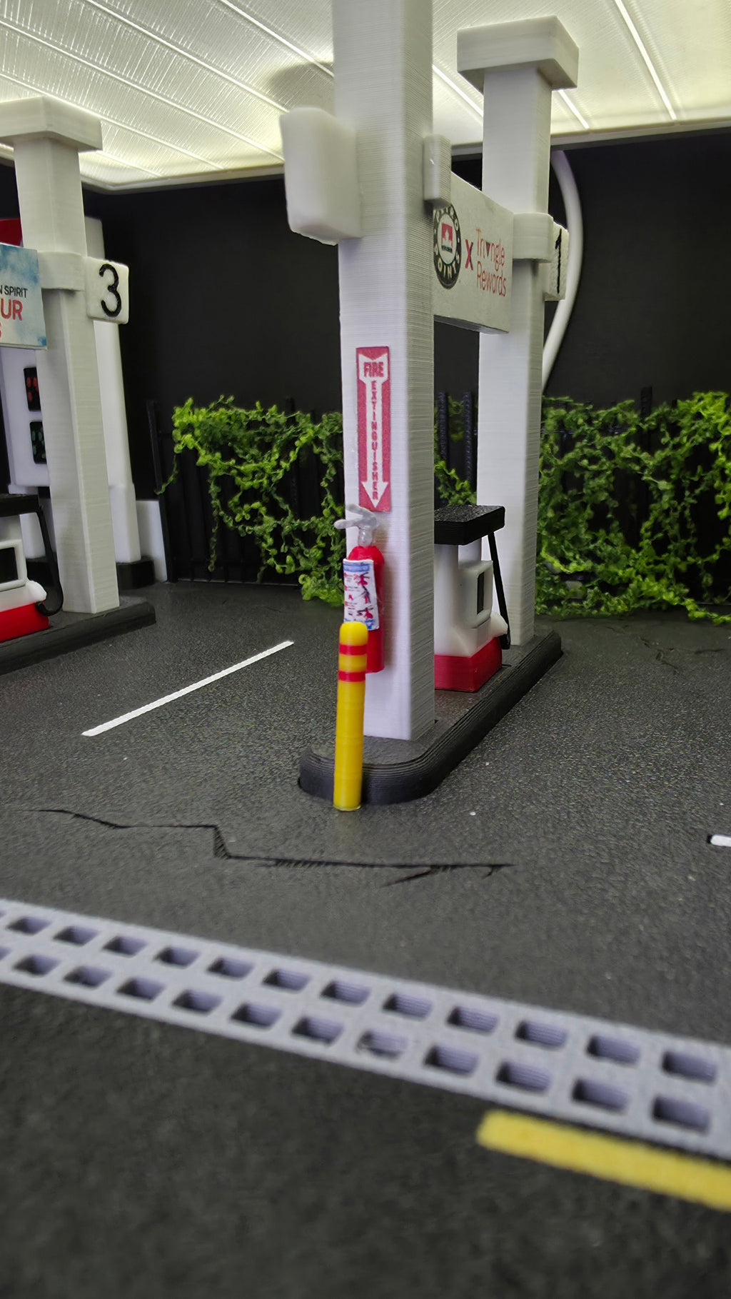 1:64 Petro Canada Gas Station Diorama