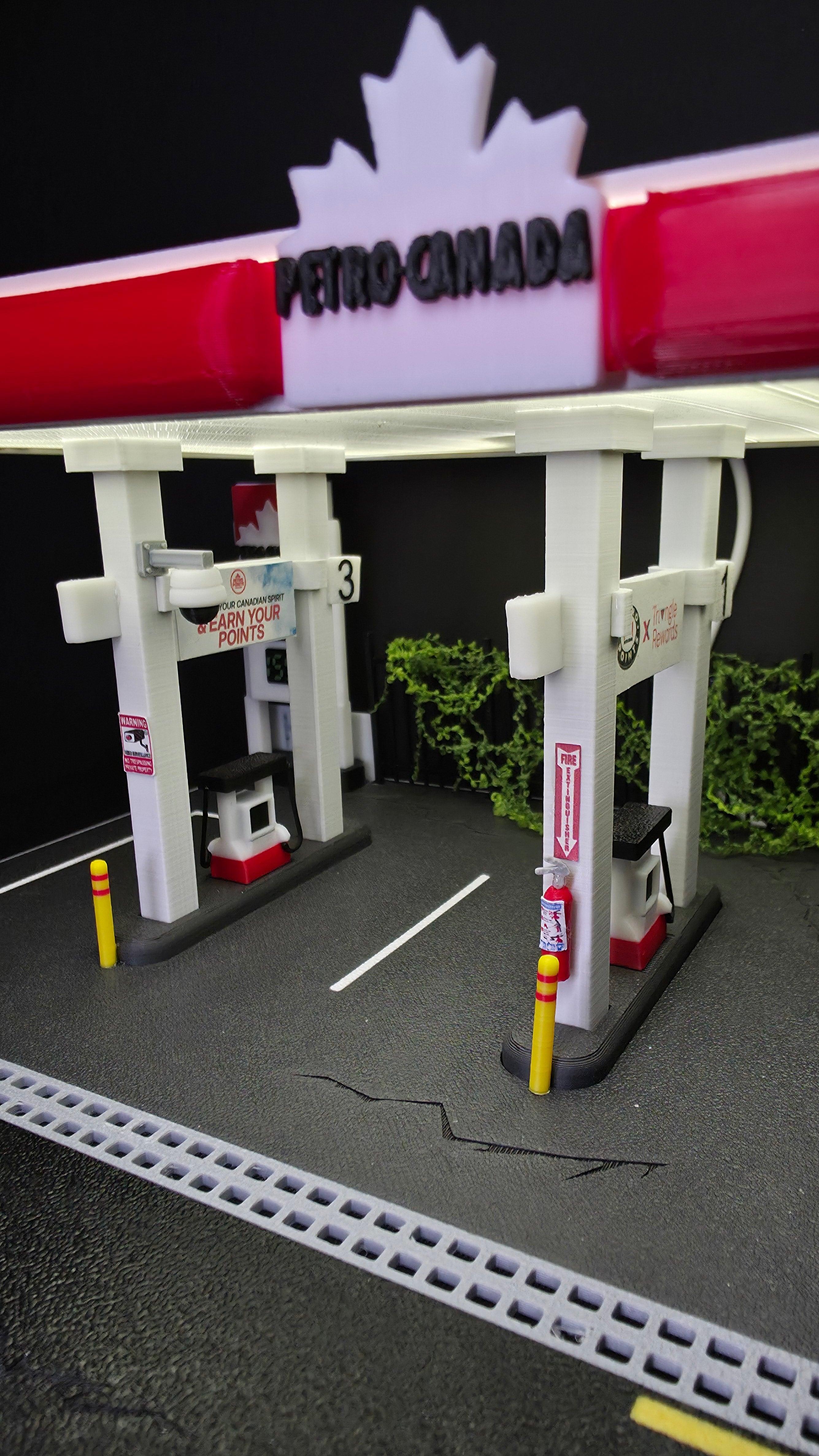 1:64 Petro Canada Gas Station Diorama
